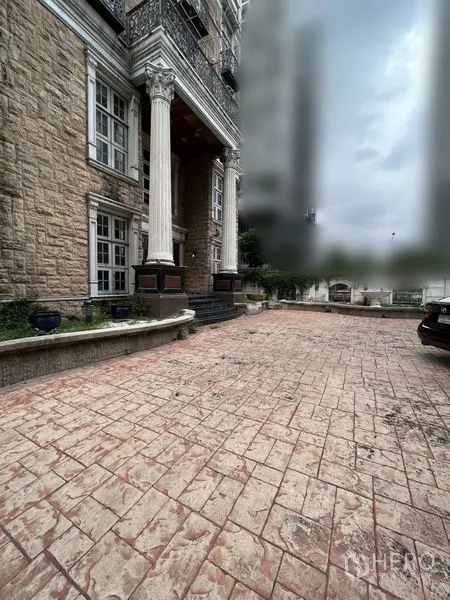 สำนักงานที่บ้าน ให้เช่าในHuai Khwang, Bangkok - ภายนอกกรุหินพร้อมเสาสูงและลานจอดรถกว้างด้านหน้าอาคาร