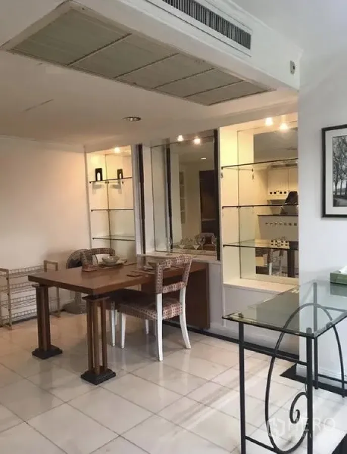 คอนโด ให้เช่าในKhlong Toei, Bangkok - มุมรับประทานอาหารสว่าง โต๊ะไม้ เก้าอี้หวาย พร้อมชั้นกระจกและช่องเสิร์ฟอาหารไปครัว