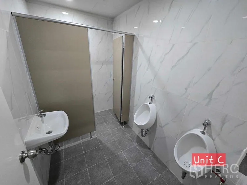 带办公室的家 出租在Chatuchak, Bangkok - 男卫配有两个小便斗、洗手盆及独立隔间。