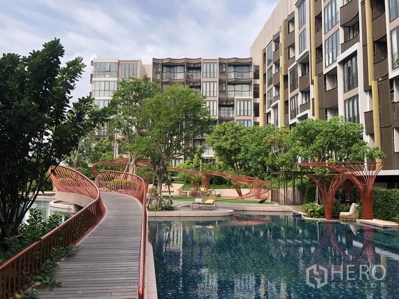 คอนโด ให้เช่าหรือขายในWatthana, Bangkok - สระว่ายน้ำสไตล์รีสอร์ต มีสะพานโค้งและศาลาในสวนของคอนโด