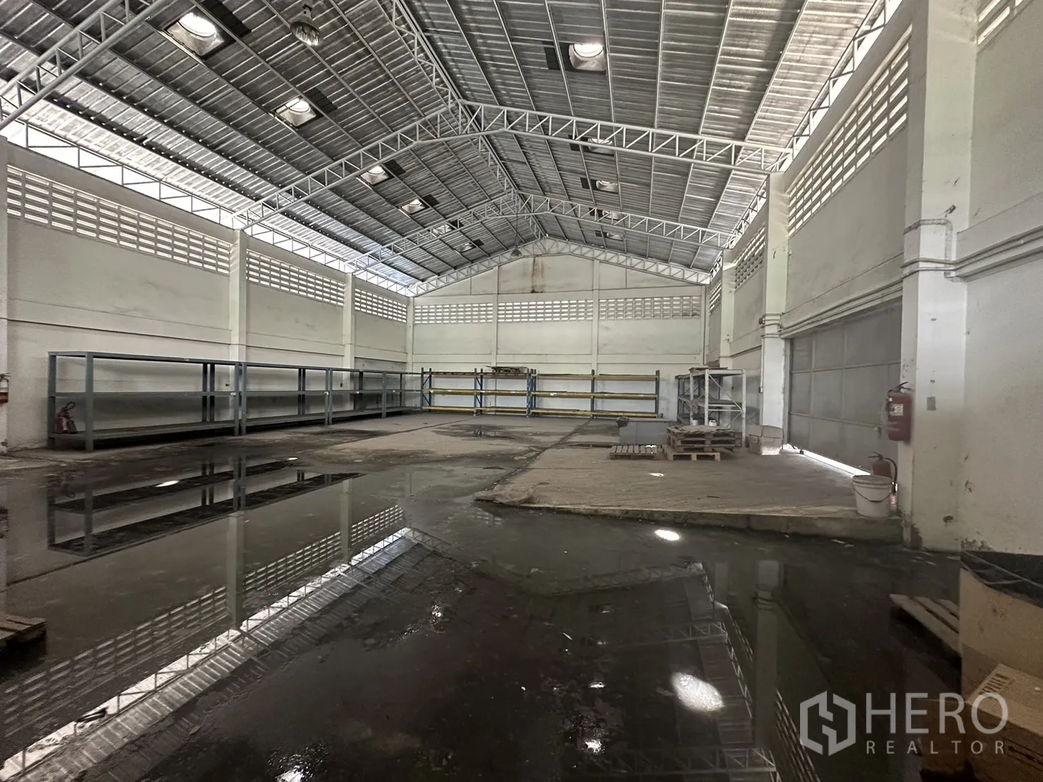 工厂 出租或出售在Prawet, Bangkok - 仓库装卸区，带货架、卷闸门和高顶。