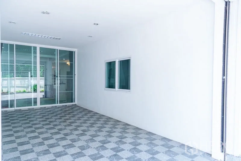 ทาวน์เฮาส์ ให้เช่าในHuai Khwang, Bangkok - ที่จอดรถในร่มหรือชานบ้าน ปูพื้นลายตาราง พร้อมประตูกระจกบานเลื่อน