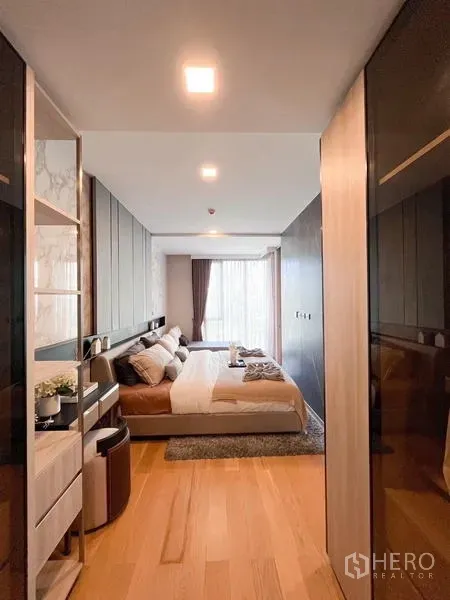 คอนโด ให้เช่าในWatthana, Bangkok - โถงทางเดินสู่ห้องนอน พร้อมตู้เสื้อผ้าบิลท์อินและพื้นไม้