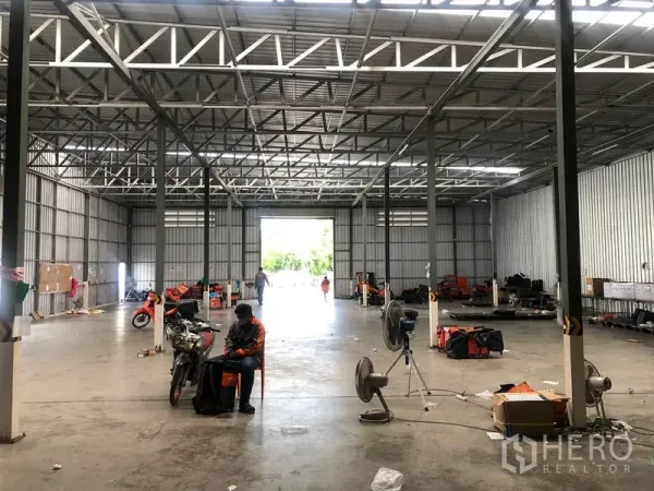 Warehouse for rent in Don Mueang, Bangkok - Open-plan storage hall with high roof and large loading opening to the yard.