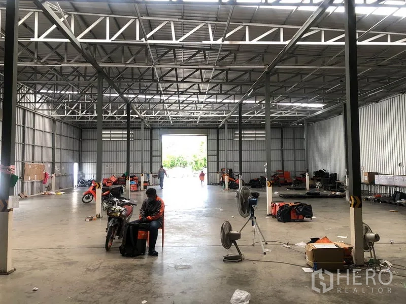 Warehouse for rent in Don Mueang, Bangkok - Open-plan storage hall with high roof and large loading opening to the yard.