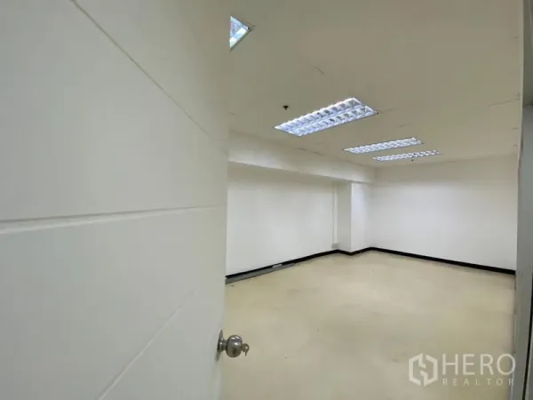 สำนักงาน ให้เช่าในWatthana, Bangkok - ห้องทำงานหรือห้องประชุม ผนังสีขาว เพดานฝ้าพร้อมไฟฝัง