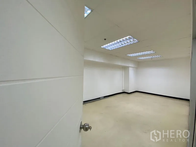 สำนักงาน ให้เช่าในWatthana, Bangkok - ห้องทำงานหรือห้องประชุม ผนังสีขาว เพดานฝ้าพร้อมไฟฝัง