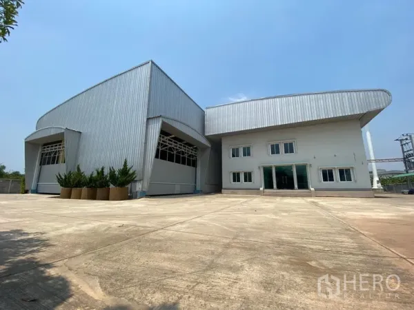 工厂 出租或出售在Samut Sakhon - 现代化工厂与办公楼正面，前方拥有充足停车与装卸场地。