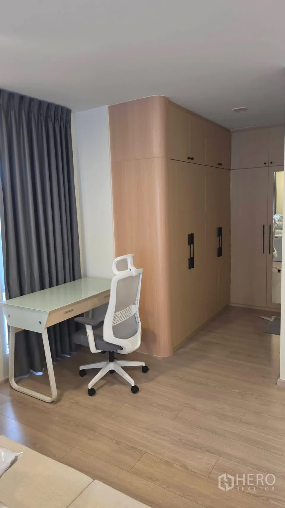 Detached House for rent in Bang Phli, Samut Prakan - Bedroom area with study desk, chair, and large corner wardrobes.