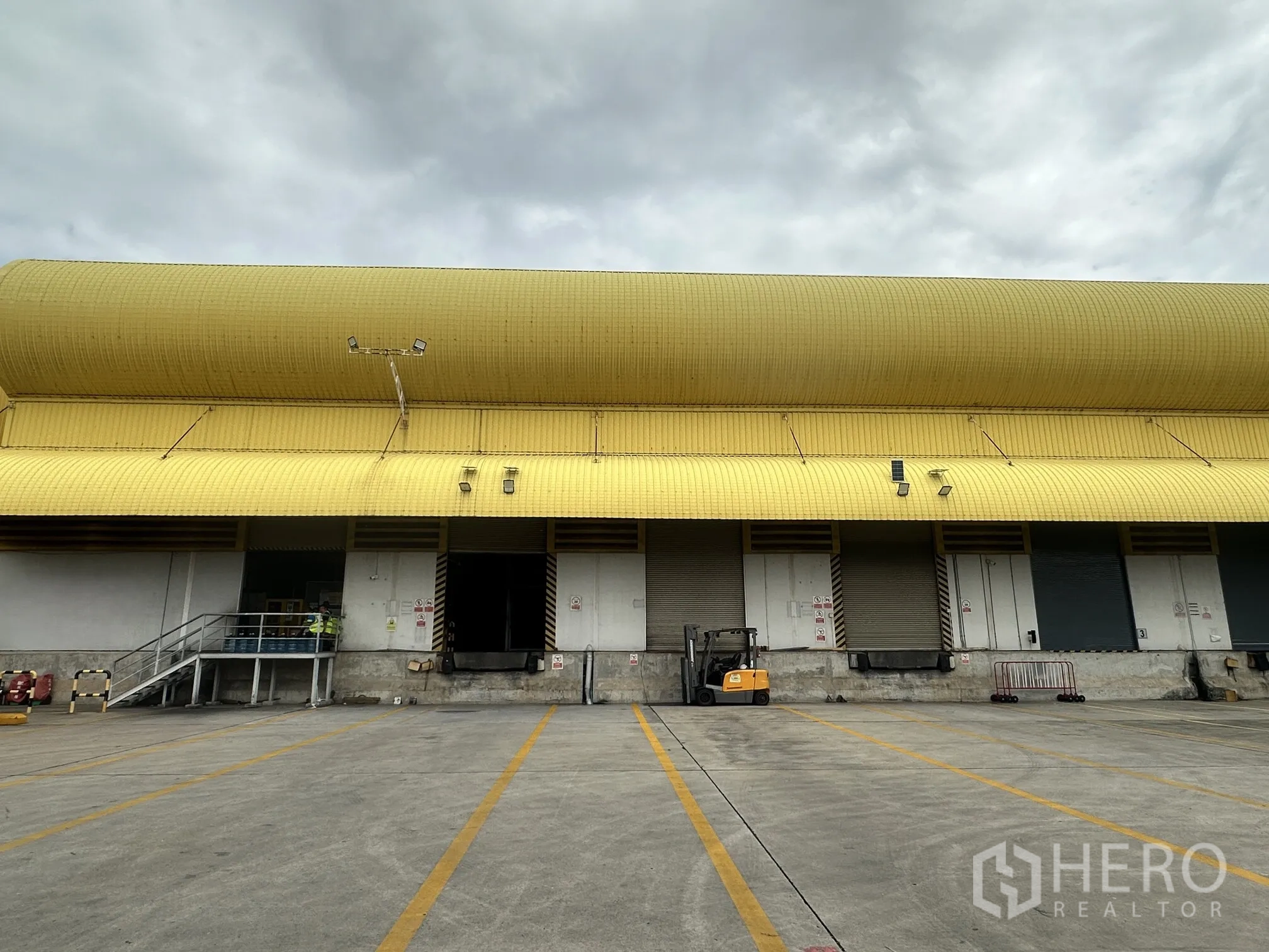 Warehouse for rent in Lat Krabang, Bangkok - Exterior loading docks with dock-height doors and a wide yard for trucks.