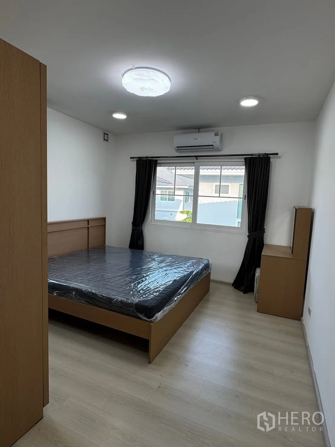 บ้านเดี่ยว for rent in Bang Phli, Samut Prakan - ห้องนอนพร้อมเตียง ตู้เสื้อผ้า เครื่องปรับอากาศ และหน้าต่าง