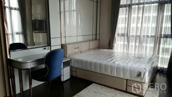 คอนโด ให้เช่าในWatthana, Bangkok - ห้องนอนเตียงใหญ่ โต๊ะเครื่องแป้ง และหน้าต่างเต็มบานพร้อมม่านโปร่ง