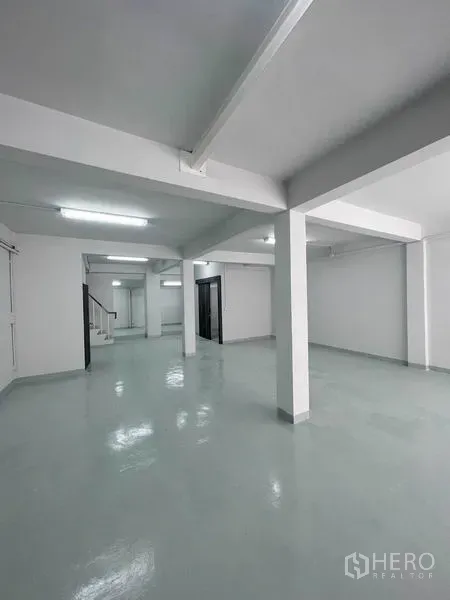 อาคารพาณิชย์ ให้เช่าในKhlong Toei, Bangkok - พื้นที่เปิดโล่ง ปูพื้นอีพ็อกซีเงางาม มีเสากลางและไฟฟลูออเรสเซนต์สว่าง