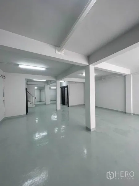 อาคารพาณิชย์ ให้เช่าในKhlong Toei, Bangkok - พื้นที่เปิดโล่ง ปูพื้นอีพ็อกซีเงางาม มีเสากลางและไฟฟลูออเรสเซนต์สว่าง