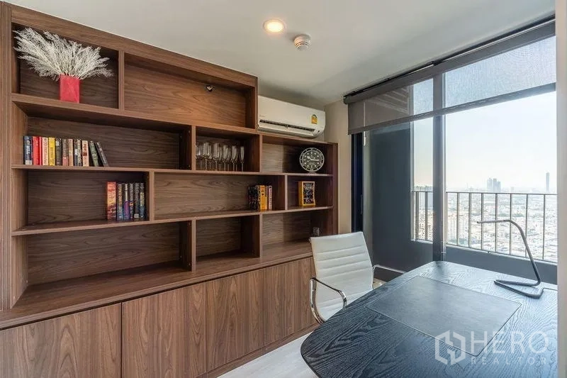 คอนโด ให้เช่าในSathon, Bangkok - ห้องทำงานพร้อมชั้นไม้บิวท์อิน โต๊ะทำงาน และหน้าต่างพาโนรามา