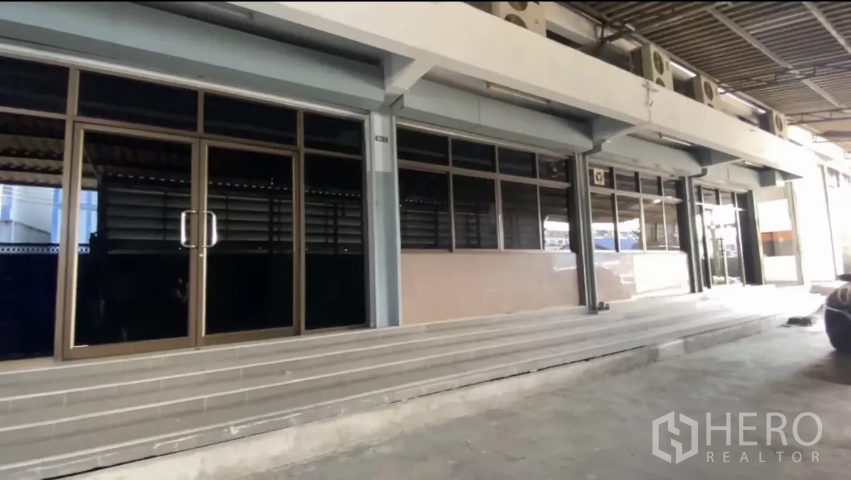 โรงงาน ให้เช่าในBang Phli, Samut Prakan - ด้านหน้าสำนักงานกรอบอะลูมิเนียมและกระจก หันหน้าไปยังชานโหลด