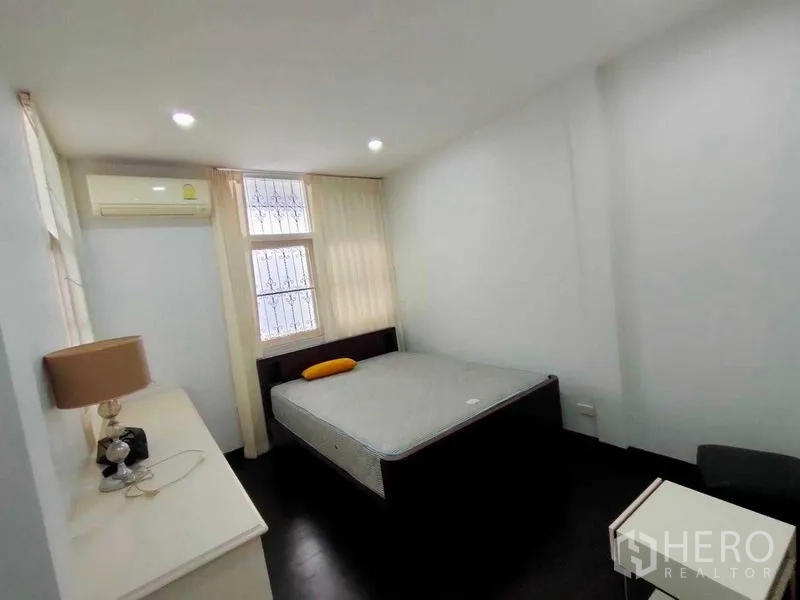 ทาวน์เฮาส์ ให้เช่าในKhlong Toei, Bangkok - ห้องนอนอบอุ่น พร้อมเตียง เครื่องปรับอากาศ และหน้าต่างติดผ้าม่าน