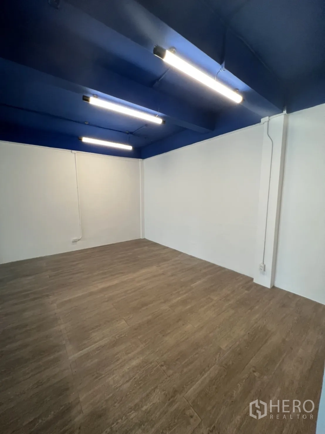 สำนักงาน ให้เช่าในWatthana, Bangkok - มุมทำงานส่วนตัว เพดานสีน้ำเงินและพื้นลายไม้โทนอุ่น