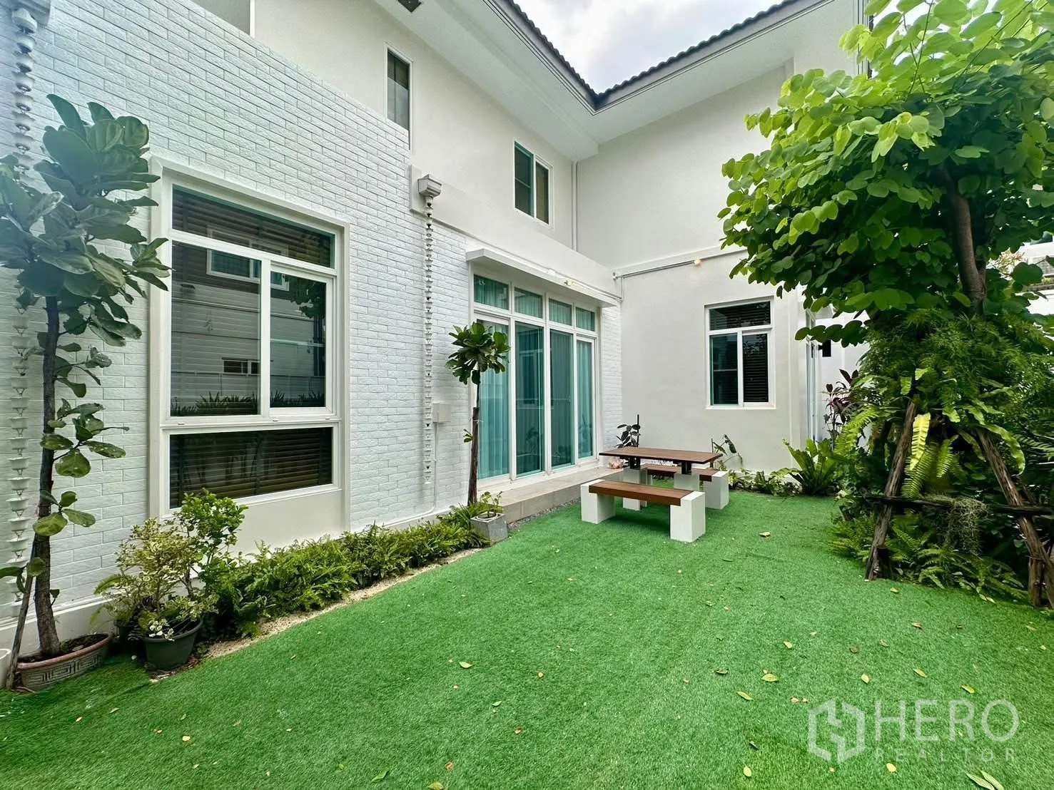 บ้านเดี่ยว for rent in Bang Phli, Samut Prakan - สวนข้างบ้านปูหญ้าเทียม มีต้นไม้และม้านั่งปิกนิก.