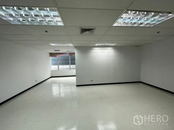 办公空间 出租在Chatuchak, Bangkok - 55平米开放式办公室，白色墙面、瓷砖地面、格栅吊顶荧光灯与采光窗，位于曼谷乍都节。