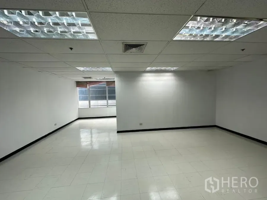 สำนักงาน ให้เช่าในChatuchak, Bangkok - สำนักงานแปลนโล่ง 55 ตร.ม. ผนังสีขาว พื้นกระเบื้อง ฝ้าเพดานกริดพร้อมไฟฟลูออเรสเซนต์ และหน้าต่างรับแสงธรรมชาติ ในเขตจตุจักร กรุงเทพฯ