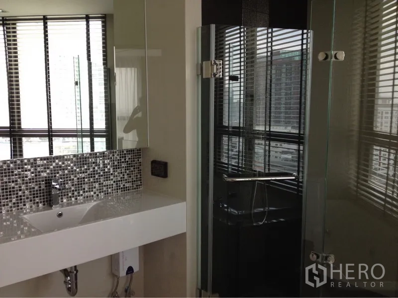 คอนโด ให้เช่าในKhlong Toei, Bangkok - ห้องน้ำสไตล์โมเดิร์น ตู้อาบน้ำกระจก เคาน์เตอร์ล้างหน้ากรุกระเบื้องโมเสก