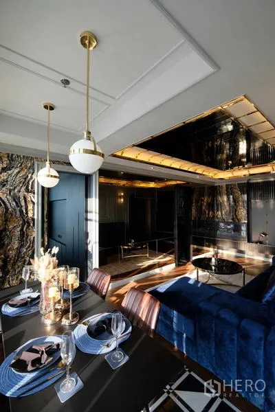 คอนโด ขาย - พื้นที่รับประทานอาหารและนั่งเล่นแบบโอเพนแปลน โซฟาสีน้ำเงินและผนังหินลายโดดเด่น