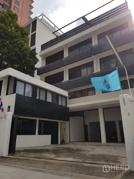 สำนักงานที่บ้าน ขายในKhlong Toei, Bangkok - ด้านหน้าอาคารพร้อมลานจอดรถและระเบียงหลายชั้น