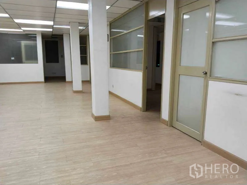 办公空间 出租在Bang Na, Bangkok - 大面积工作区，设支柱与侧面滑动玻璃隔间。