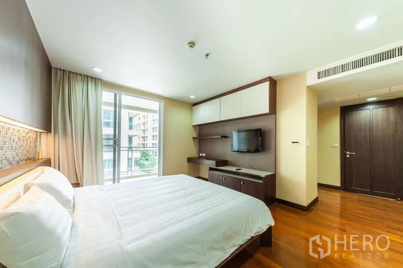 คอนโด ให้เช่าในWatthana, Bangkok - ห้องนอนที่สองพร้อมชั้นวางทีวีบิลท์อิน ตู้เก็บของ และทางออกสู่ระเบียง