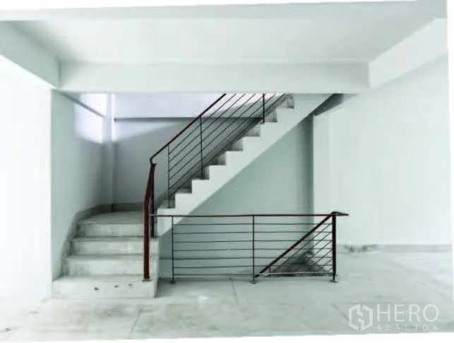 อาคารพาณิชย์ ให้เช่าในWatthana, Bangkok - บันไดภายในราวเหล็ก ในโทนผนังสีขาว