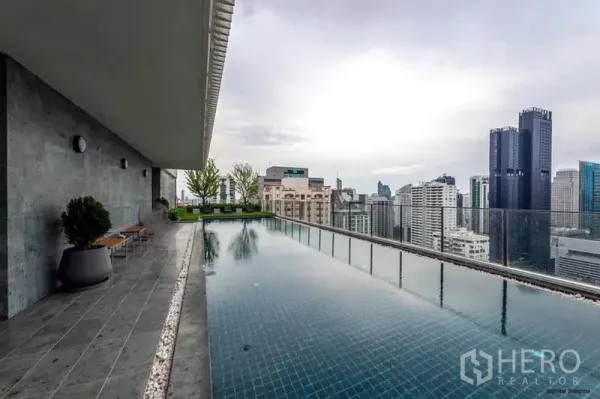 Condominium for rent in Watthana, Bangkok - Rooftop infinity-edge swimming pool with panoramic Bangkok skyline views at a Sukhumvit condominium.