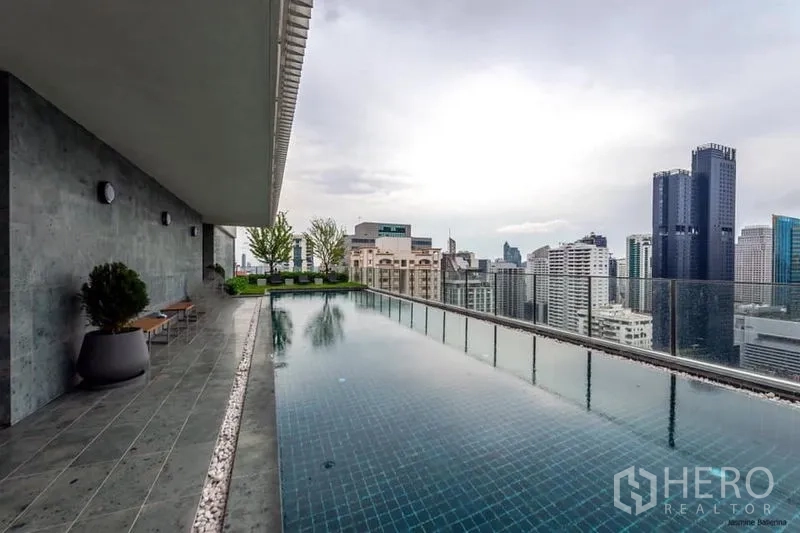 Condominium for rent in Watthana, Bangkok - Rooftop infinity-edge swimming pool with panoramic Bangkok skyline views at a Sukhumvit condominium.