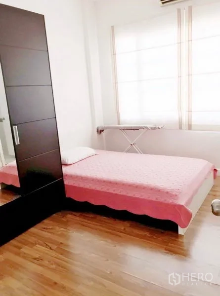 ทาวน์เฮาส์ ให้เช่าในPrawet, Bangkok - ห้องนอนเล็กเตียงเดี่ยว พื้นไม้ หน้าต่างบานใหญ่ และตู้เสื้อผ้า