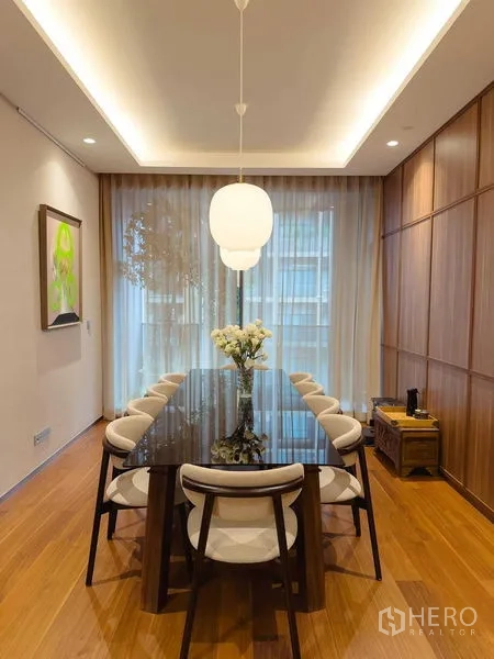 公寓 出售在Khlong Toei, Bangkok - 私密餐区，落地窗帘、装饰画与八把餐椅。