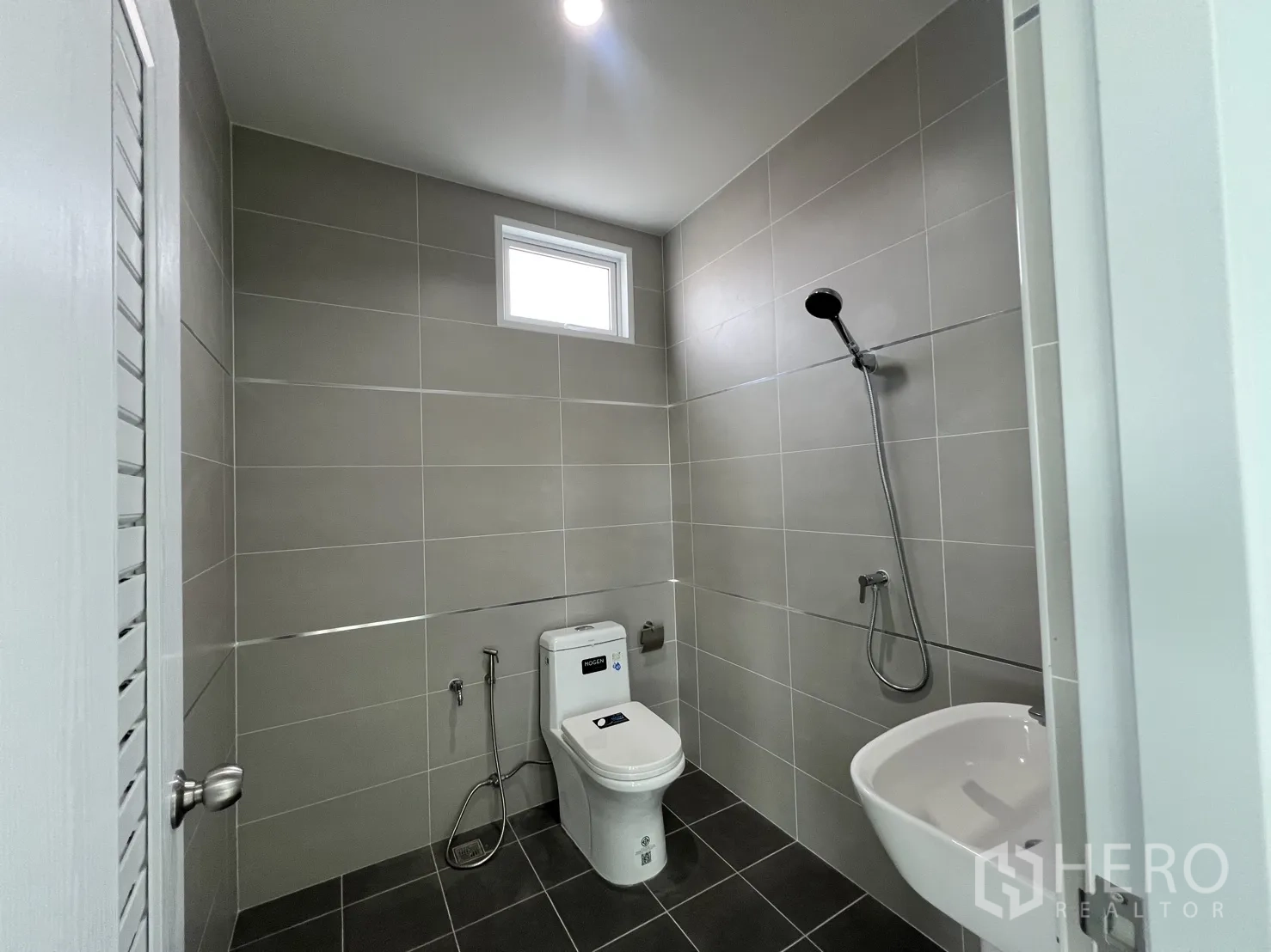 คลังสินค้า ให้เช่าในMueang Samut Prakan, Samut Prakan - ห้องน้ำอีกห้องพร้อมฝักบัว กระเบื้องผนัง และอ่างล้างหน้าขนาดกะทัดรัด