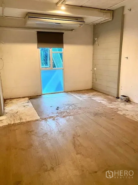 店屋 出租在Phaya Thai, Bangkok - 可做办公室或工作室的灵活房间，采光充足