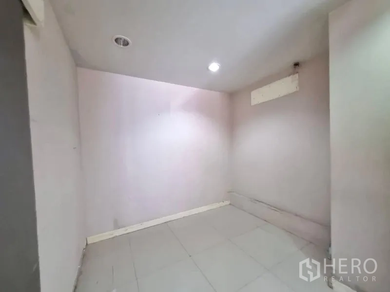 店屋 出租在Watthana, Bangkok - 小型杂物间，浅色地砖与筒灯。