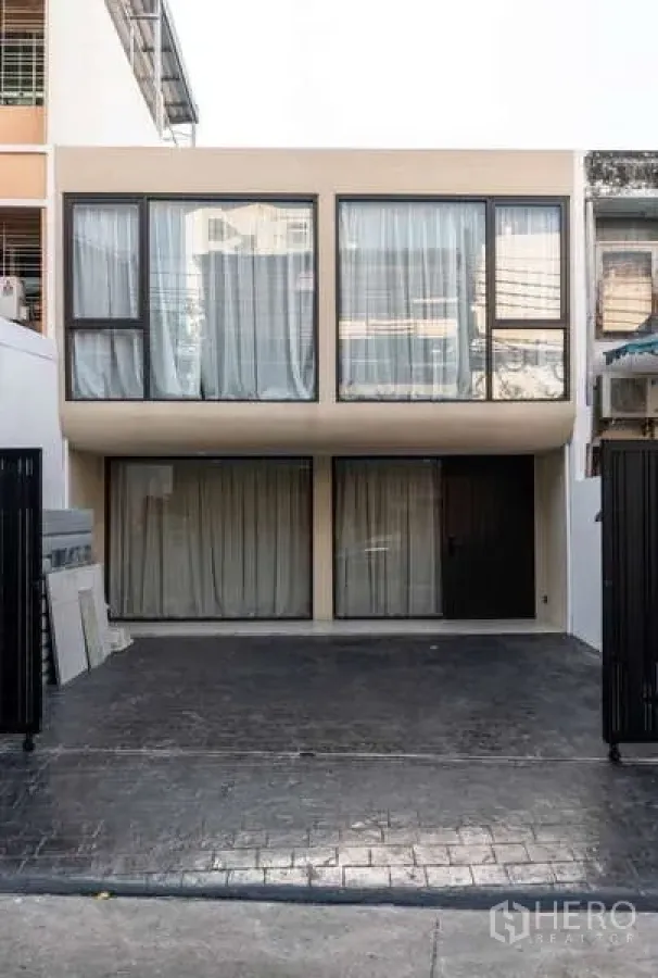 Townhouse for sale in Sathon, Bangkok - Front exterior of Sathon townhouse showing private parking and wide facade.