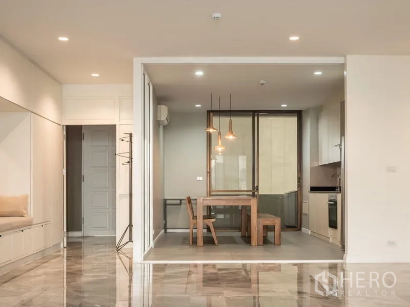 คอนโด ให้เช่าในKhlong San, Bangkok - มุมทานอาหารติดครัวสมัยใหม่ โคมแขวน และพื้นหินอ่อนโทนสว่าง
