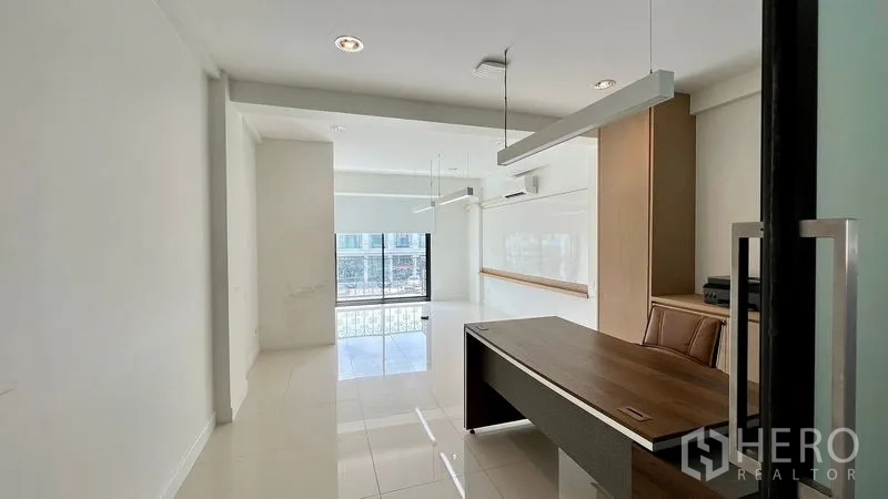 อาคารพาณิชย์ ให้เช่า - ห้องทำงานสว่าง โต๊ะทำงาน แอร์ และมุมมองระเบียง