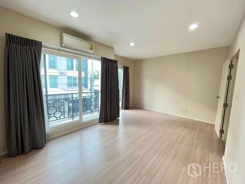 ทาวน์เฮาส์ ขายในBang Kapi, Bangkok - ห้องนอนกว้าง มีระเบียง แอร์ หน้าต่างบานใหญ่ และพื้นไม้ลามิเนต