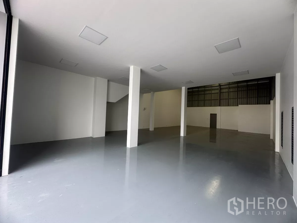 货栈 出售在Khlong Luang, Pathum Thani - 开阔装卸区，环氧地面、挑高天花与宽敞出入口。