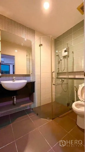 ทาวน์เฮาส์ ให้เช่า - ห้องน้ำพร้อมชุดอาบน้ำกระจกแบบวอล์กอิน กระเบื้องผนัง และอ่างล้างหน้าลอย