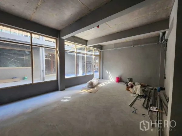 พื้นที่ขายปลีก ให้เช่าในWatthana, Bangkok - พื้นที่ภายในสว่างโปร่งด้วยกระจกเต็มบาน ผังโล่ง ผิวคอนกรีตโทนเทา