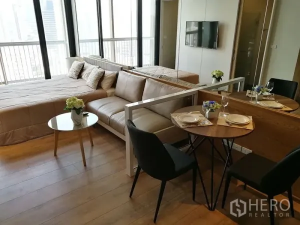 คอนโด ขายในKhlong Toei, Bangkok - มุมรับประทานอาหารสองที่นั่งข้างโซฟาและเตียง ใกล้ระเบียงวิวเมือง