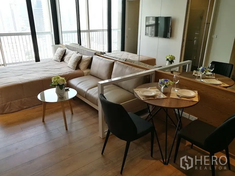 คอนโด ขายในKhlong Toei, Bangkok - มุมรับประทานอาหารสองที่นั่งข้างโซฟาและเตียง ใกล้ระเบียงวิวเมือง