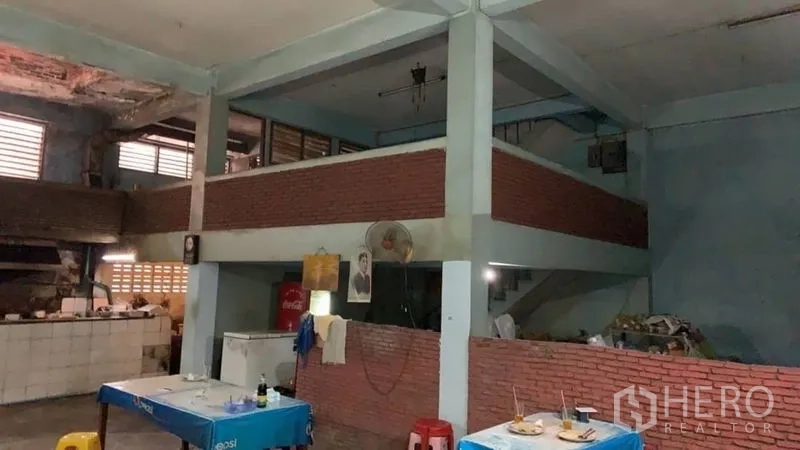 อาคารพาณิชย์ ขายในKhlong Toei, Bangkok - ภายในโปร่งสองชั้นพร้อมชั้นลอยและเสาคอนกรีต เหมาะทำร้านหรือโชว์รูม