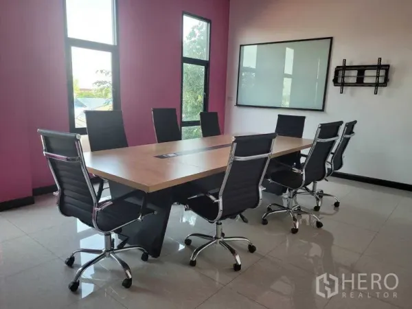 工厂 出售在Saphan Sung, Bangkok - 会议室，长条木质会议桌与黑色旋转椅。