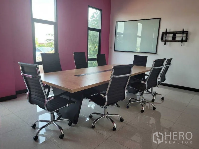 工厂 出售在Saphan Sung, Bangkok - 会议室，长条木质会议桌与黑色旋转椅。